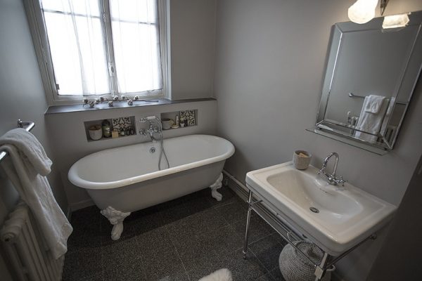 VINGT Parisian Apartment - Case Study - Bathroom